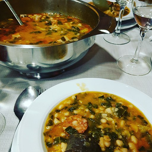 Guide on Spanish gastronomy: regions, dishes, and origins.